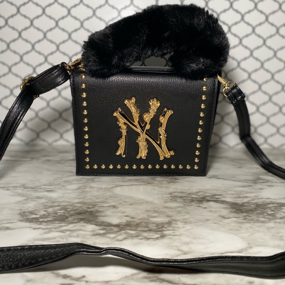 🚨Brand new🚨black and gold NY PURSE